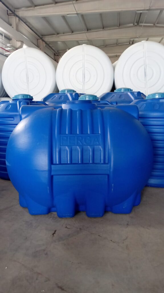 2000 литра трипластов резервоар за вода