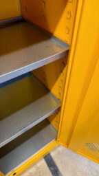 шкаф за неопасни химикали