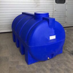 Двупластов пластмасов резервоар за вода с вместимост 2000 литра.