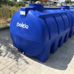 Двупластов пластмасов резервоар за вода с вместимост 3000 литра.